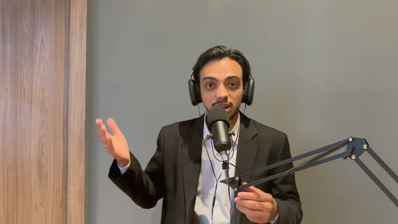 Marcos Brizola durante uma apresentação sobre marketing empresarial